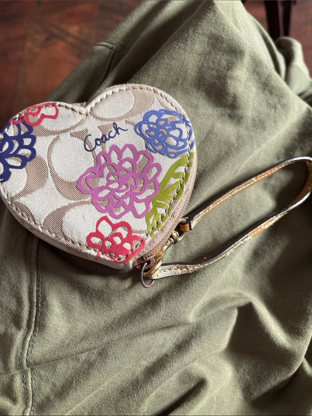 This COACH Daisy Applique Heart Coin purse wristlet keychain**GUC bag charm